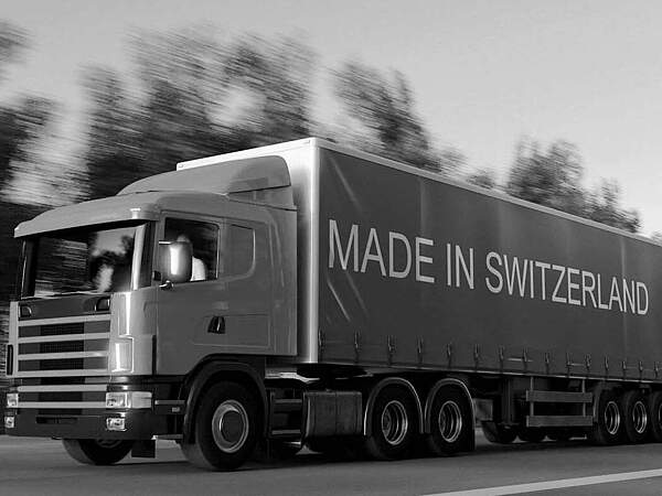 Lastwagen mit Schriftzug "Made in Switzerland"
