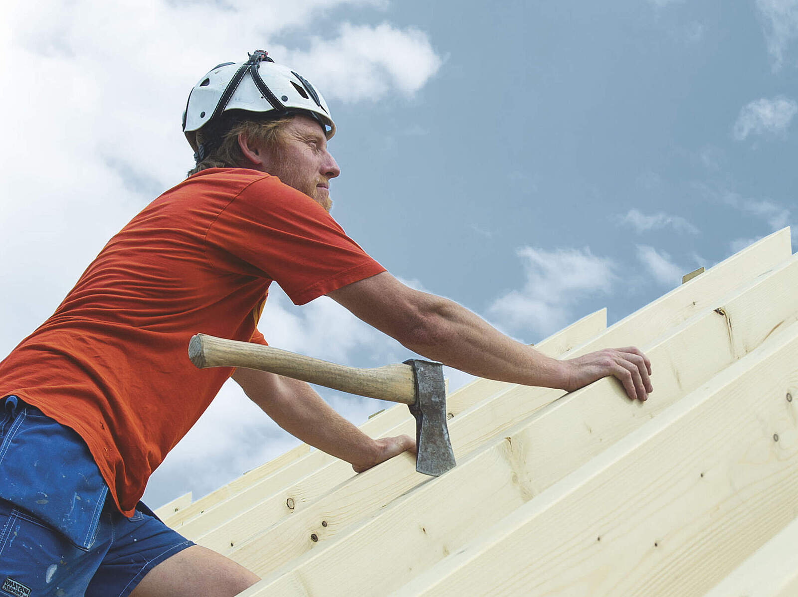 Dachdecker bei der Arbeit